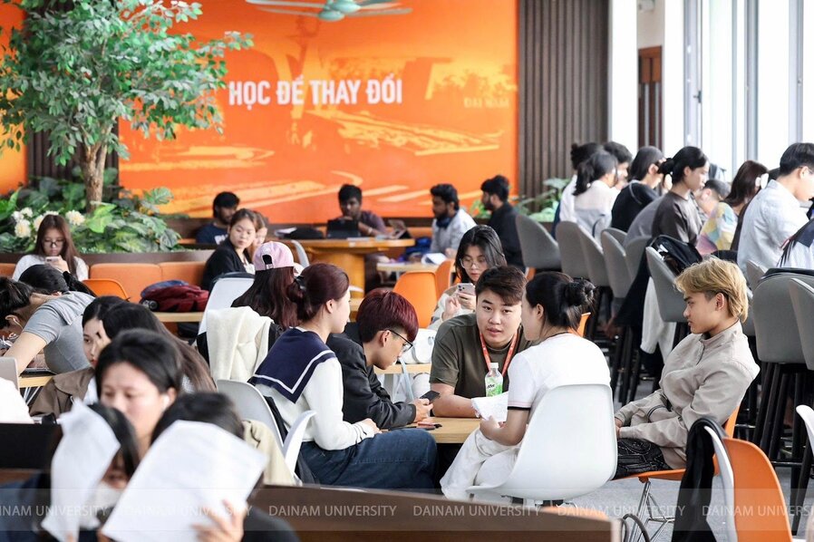 A group of people sitting at tables

Description automatically generated