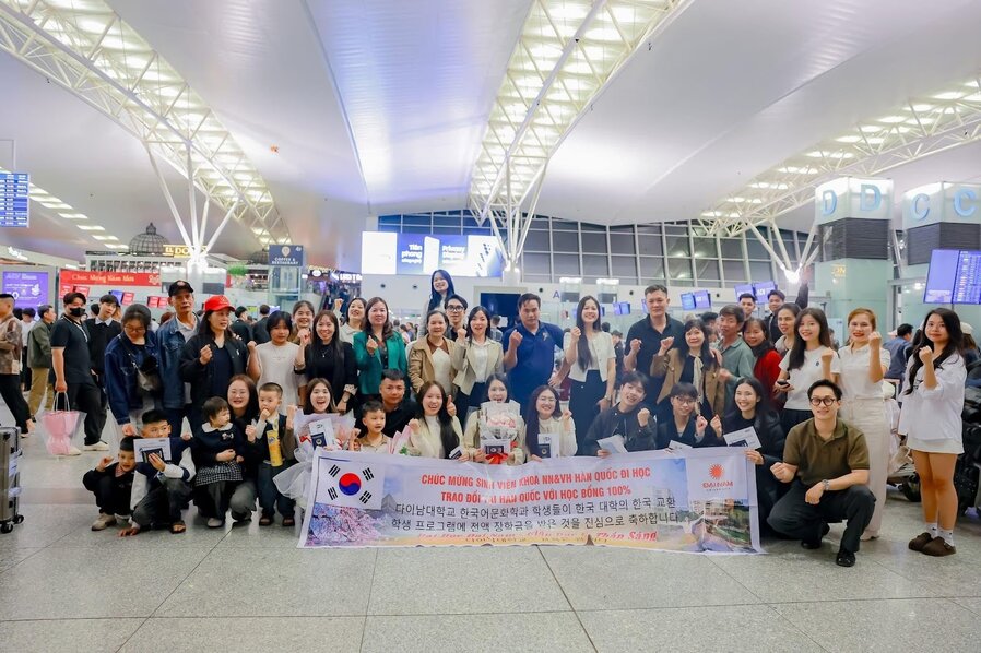 A group of people posing for a photo

Description automatically generated