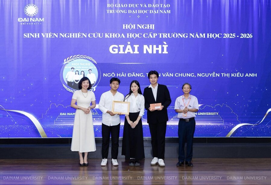 Nhóm nghiên cứu nhận giải Nhì trong hội nghị nghiên cứu khoa học cấp trường.jpg